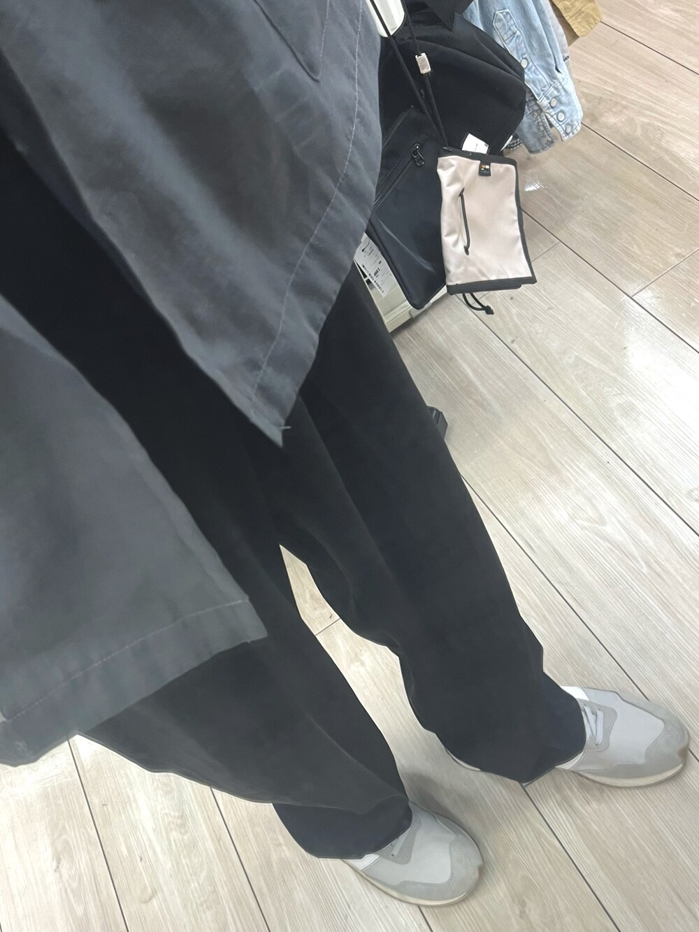 ブラック系のスラックス、グレー系のスニーカー、グレー系のテーラードジャケットを着用したメンズの春コーディネートの3枚目の写真