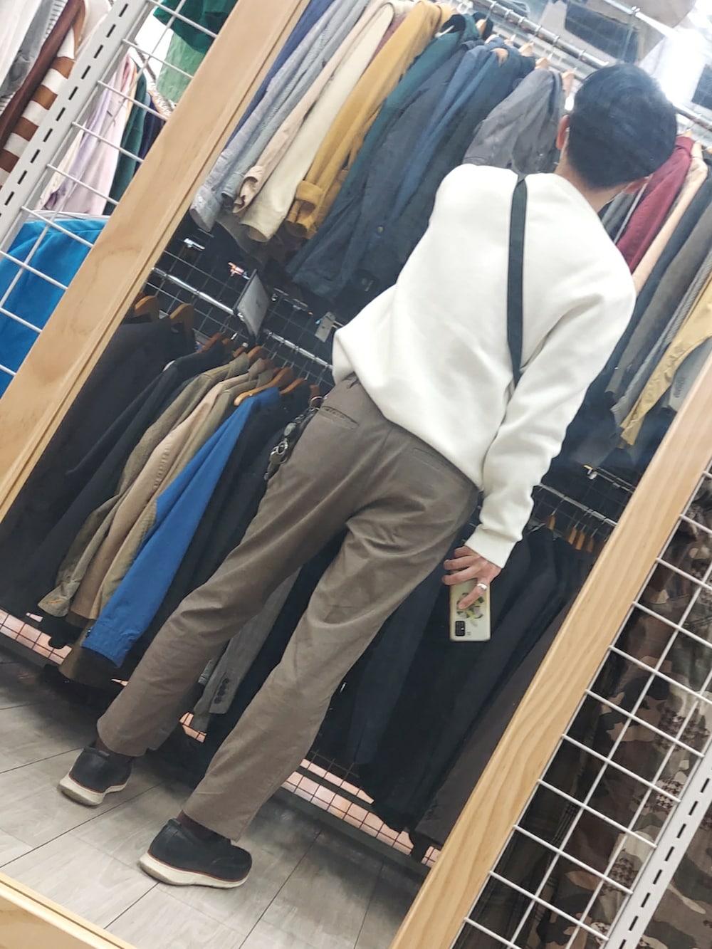 ブラウン系のパンツ、ブラック系のその他シューズ、ブラック系のボディバッグ/ウエストポーチを着用したメンズの春コーディネートの2枚目の写真