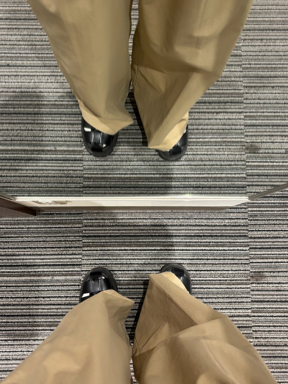 その他のシャツ/ブラウス、ベージュ系のチノパンツ、ブラック系のサンダルを着用したメンズの夏コーディネートの5枚目の写真