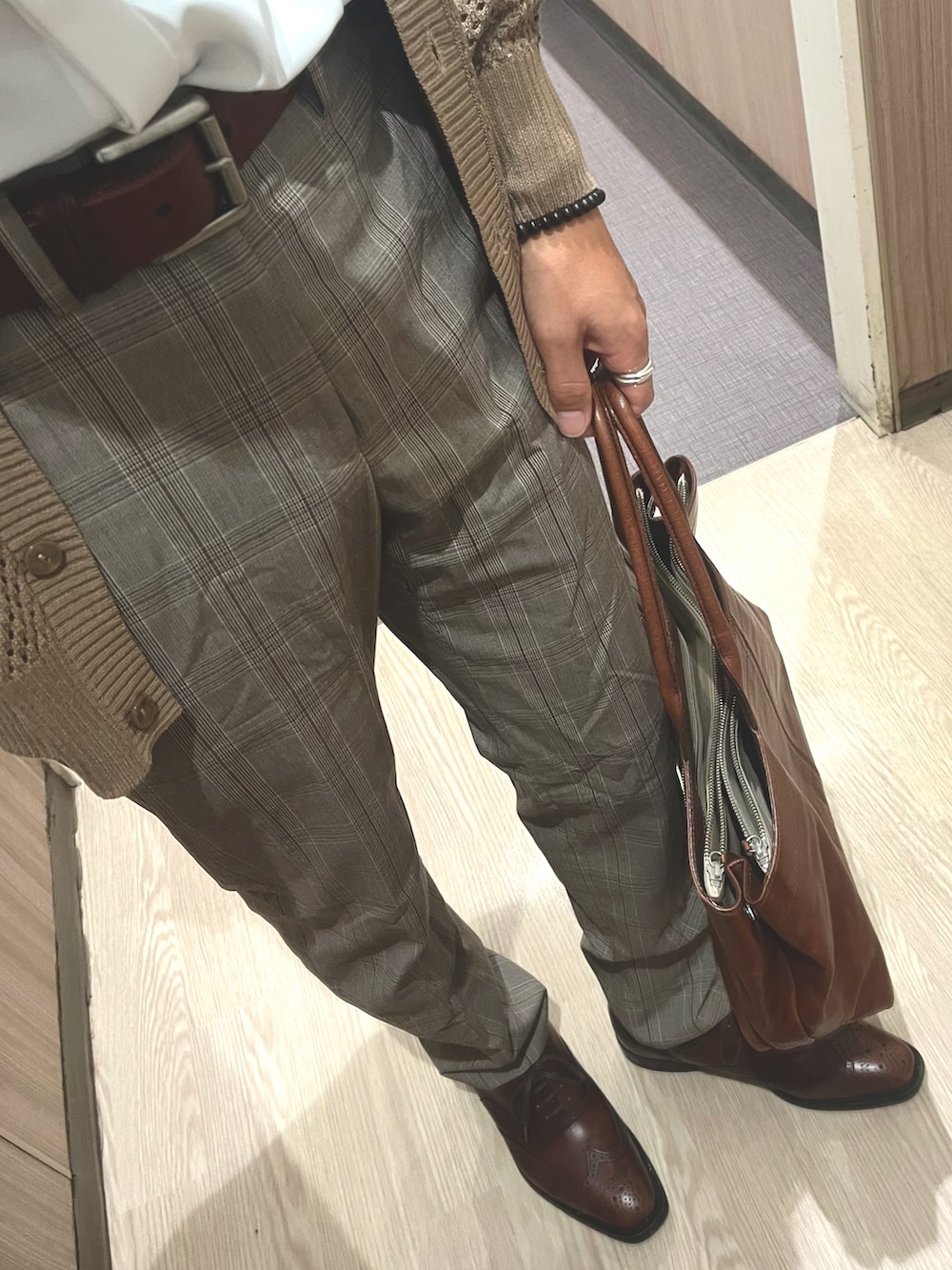 ブラウン系のその他パンツ、ブラウン系のドレスシューズ、ホワイト系のシャツ/ブラウスを着用したメンズの秋コーディネートの3枚目の写真