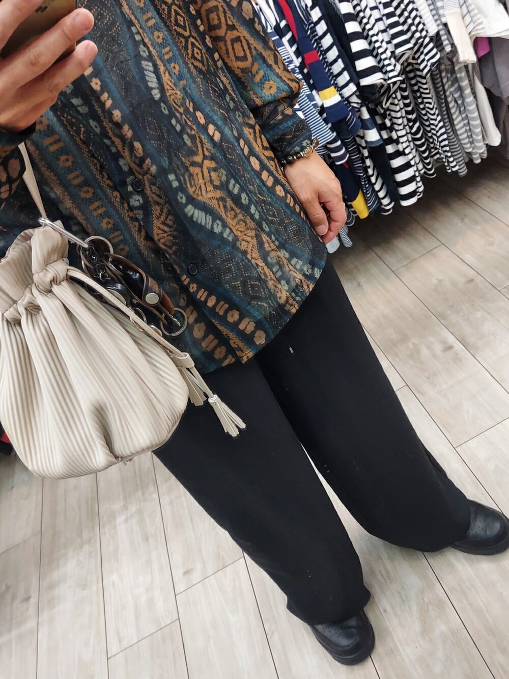 ホワイト系のボディバッグ/ウエストポーチ、ブラック系のパンツ、その他のシャツ/ブラウスを着用したメンズの春コーディネートの3枚目の写真