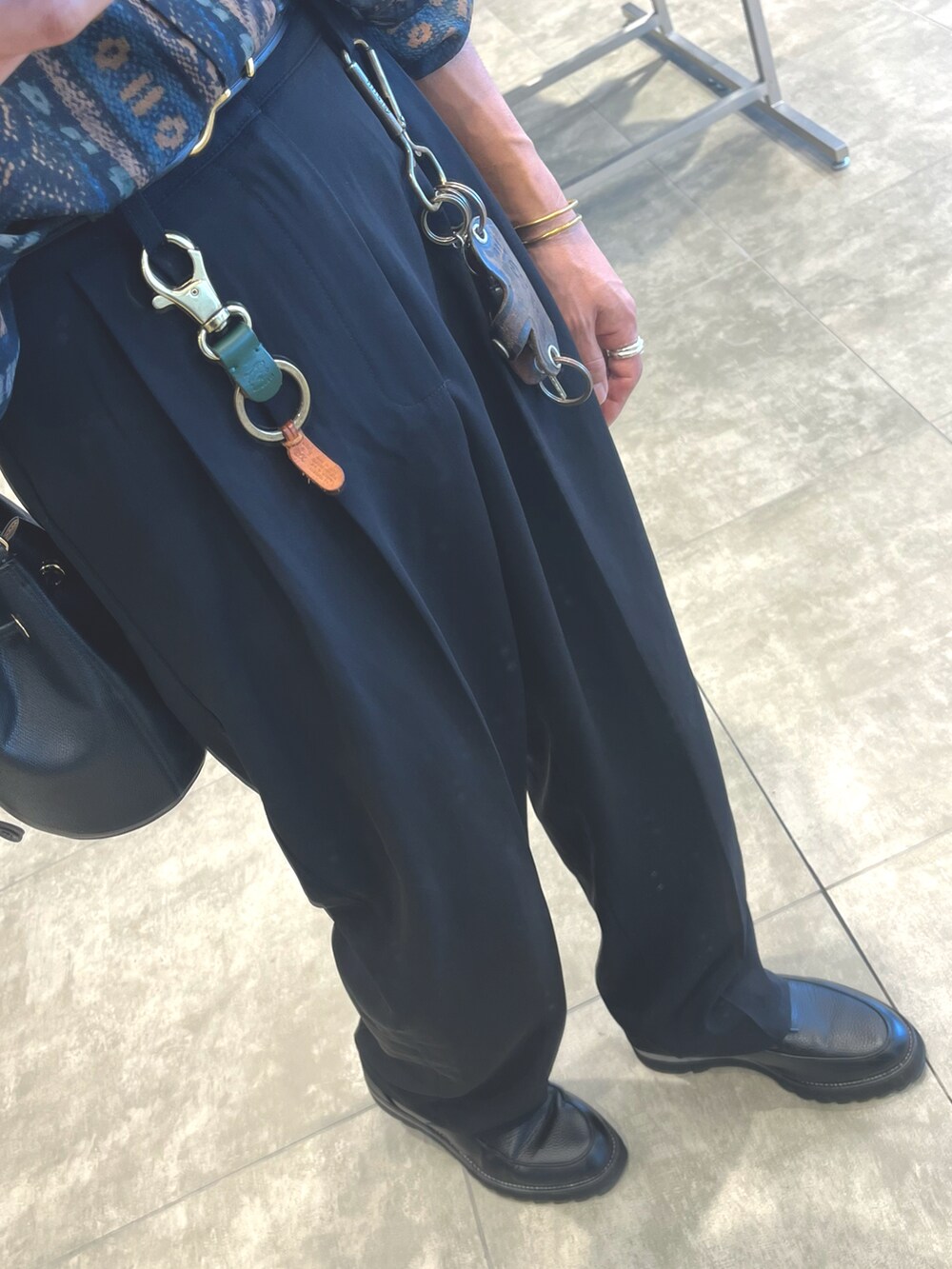 ブラック系のドレスシューズ、ブラック系のスラックス、その他のシャツ/ブラウスを着用したメンズの秋コーディネートの3枚目の写真