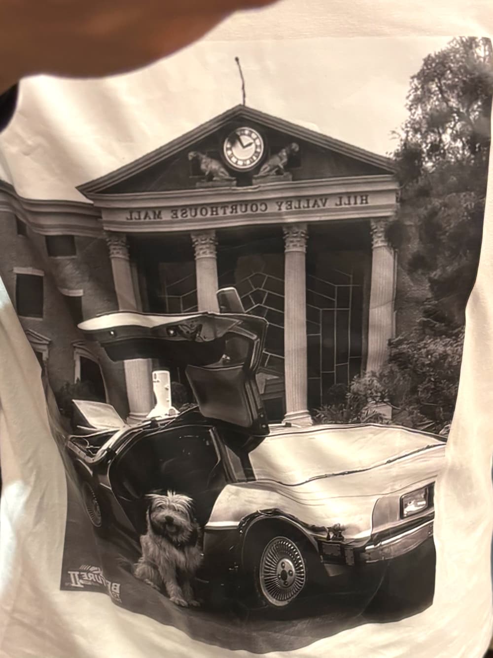 グレー系のスラックス、ブラック系のサンダル、ホワイト系のTシャツ/カットソーを着用したメンズの夏コーディネートの5枚目の写真