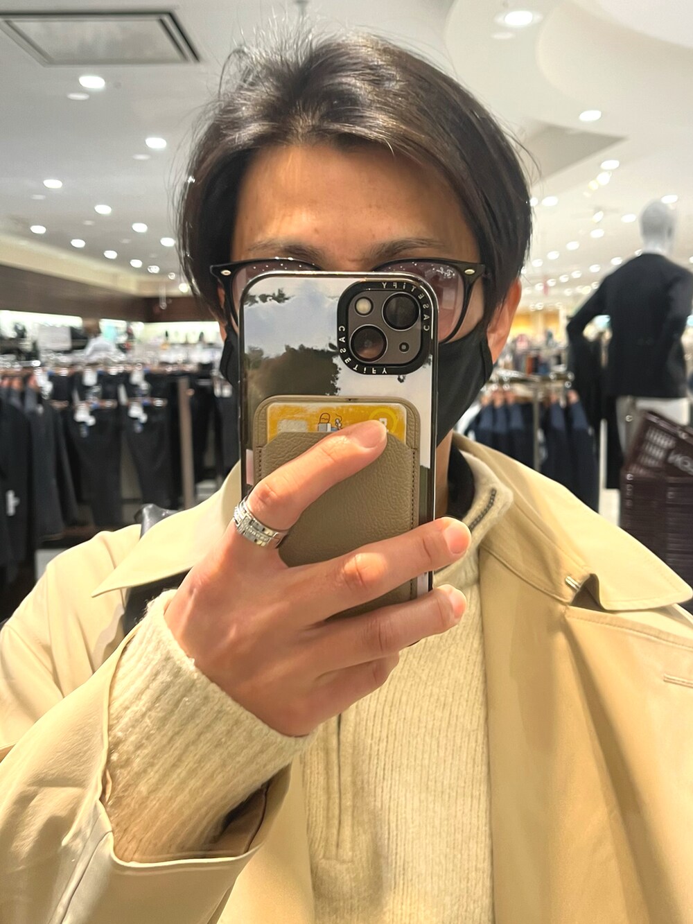 ブラック系のドレスシューズ、グレー系のスラックス、ホワイト系のニット/セーターを着用したメンズの春コーディネートの4枚目の写真