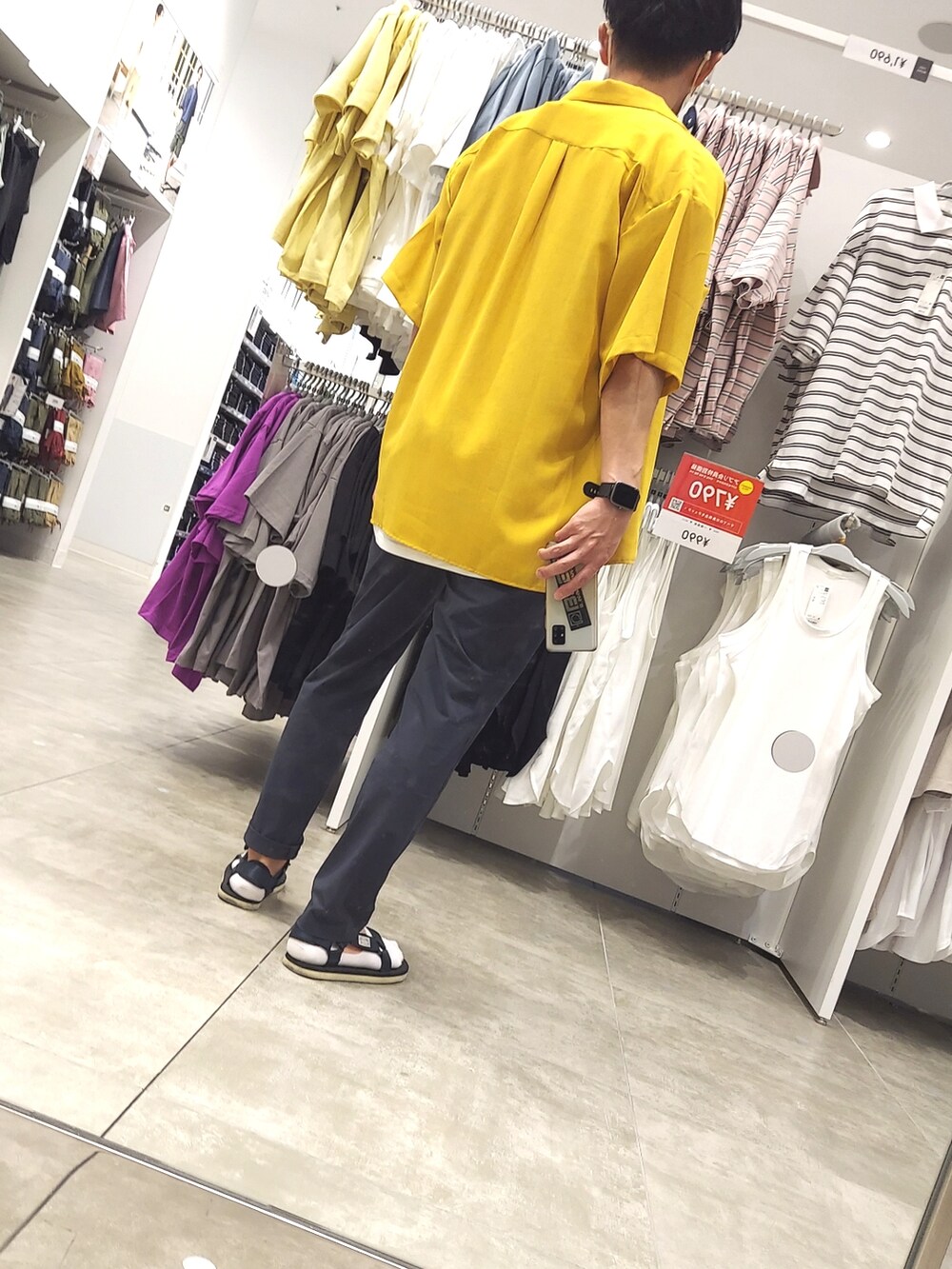 ブルー系のパンツ、ブラック系のサンダル、ブラック系のショルダーバッグを着用したメンズの夏コーディネートの2枚目の写真