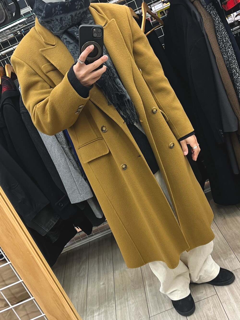 ホワイト系のパンツ、ブラック系のスニーカー、ホワイト系のニット/セーターを着用したメンズの冬コーディネートの5枚目の写真