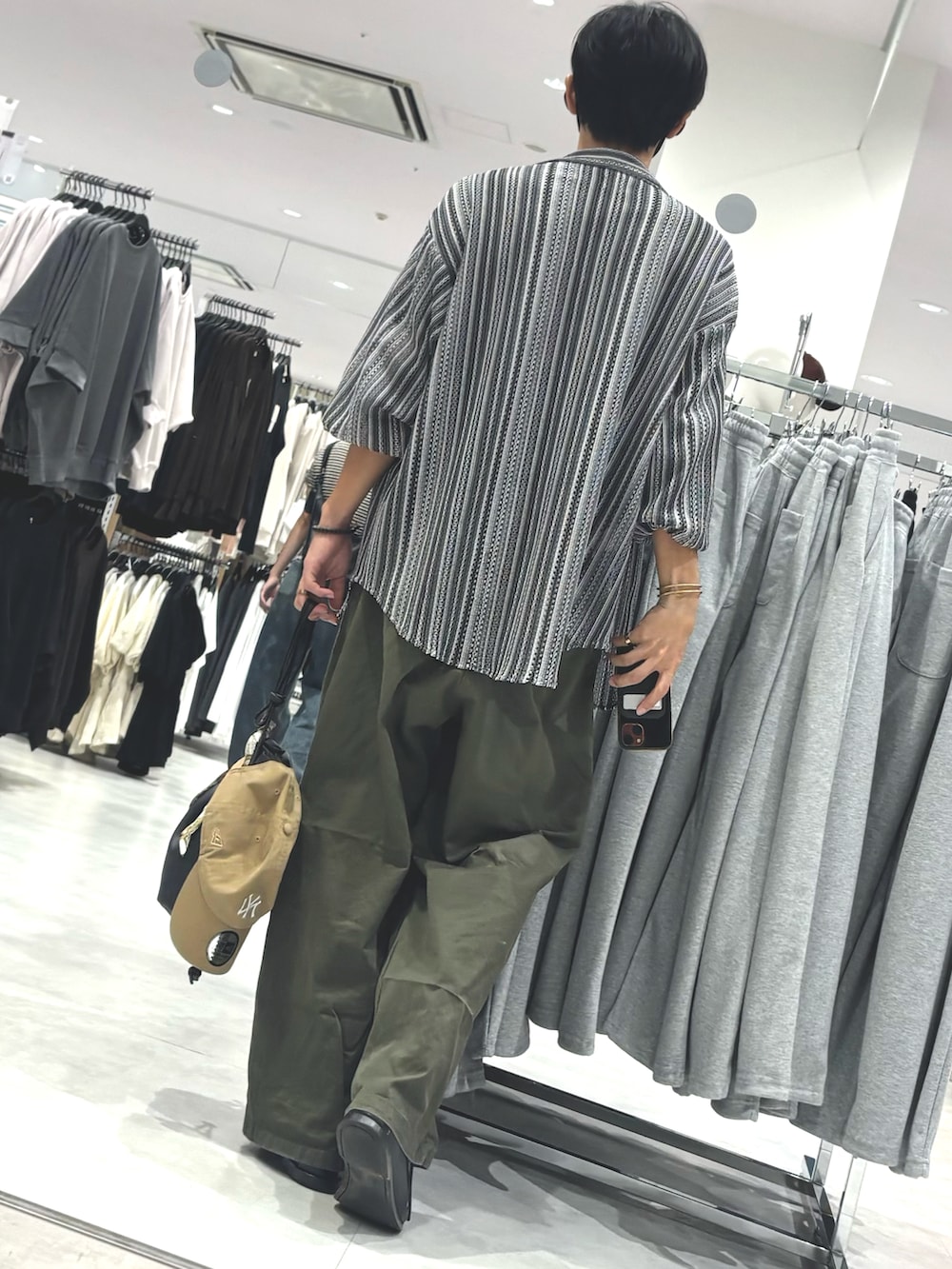 ブラック系のTシャツ/カットソー、グレー系のシャツ/ブラウス、グリーン系のパンツを着用したメンズの秋コーディネートの2枚目の写真