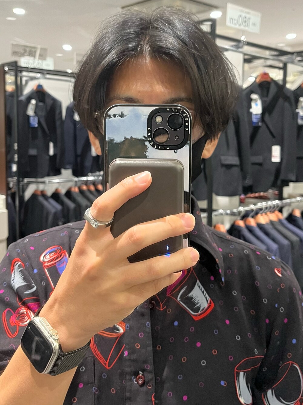 ブラック系のスラックス、ブラック系のサンダル、ブラック系のショルダーバッグを着用したメンズの夏コーディネートの4枚目の写真