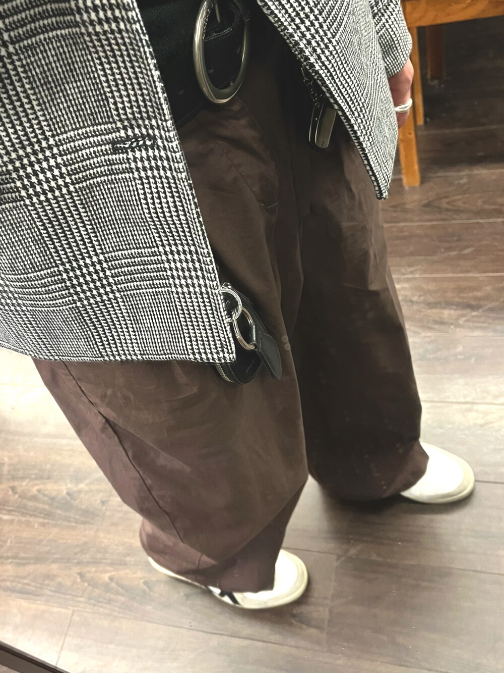 ホワイト系のスニーカー、パープル系のパンツ、ホワイト系のピーコートを着用したメンズの冬コーディネートの3枚目の写真