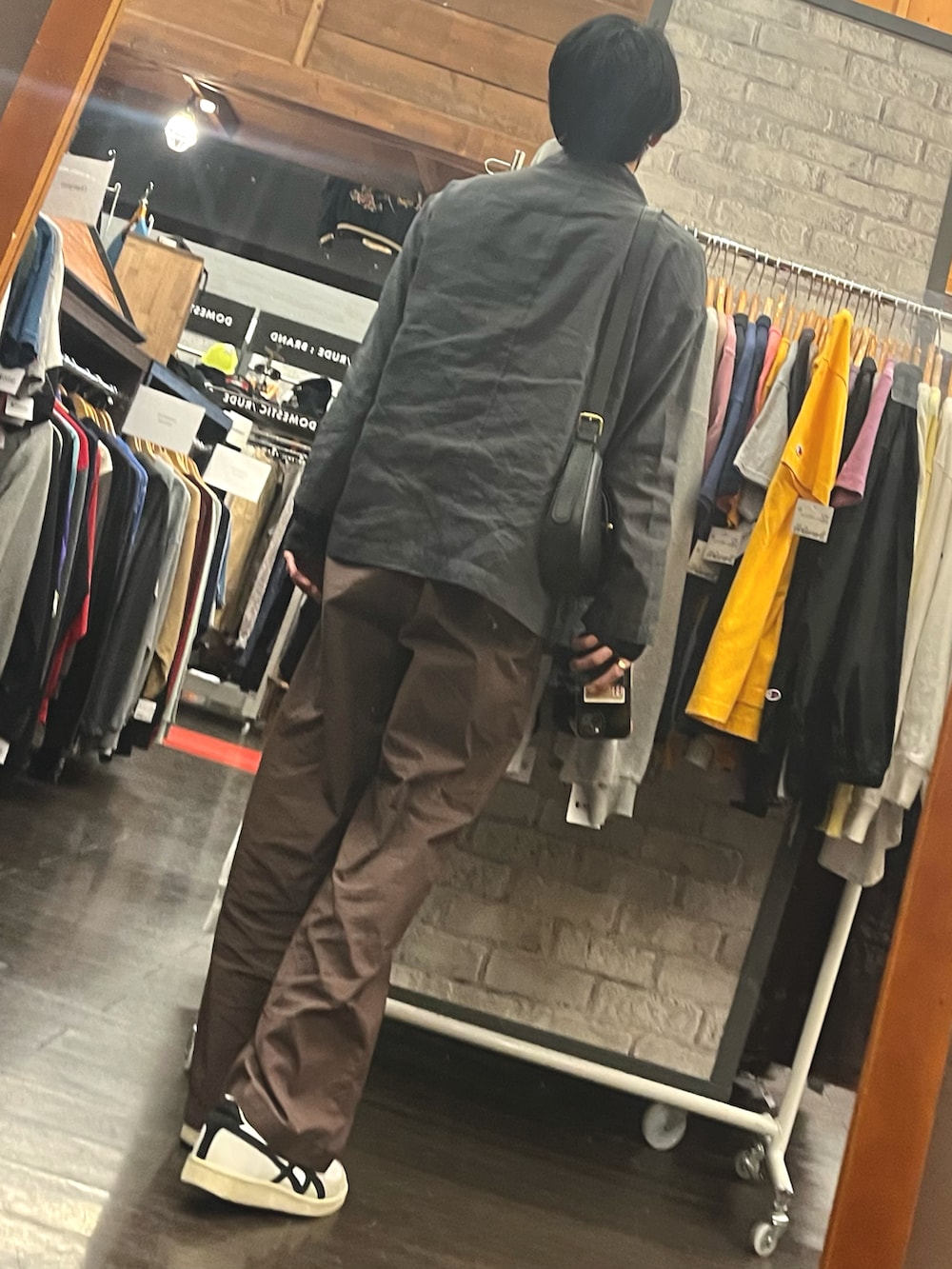 グレー系のテーラードジャケット、パープル系のパンツ、ホワイト系のスニーカーを着用したメンズの春コーディネートの2枚目の写真