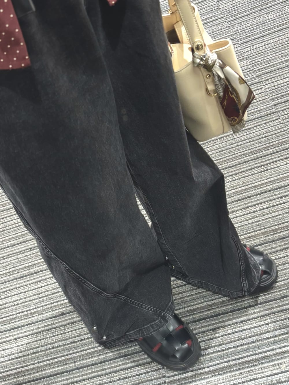 レッド系のシャツ/ブラウス、ブラック系のデニムパンツ、ベージュ系のハンドバッグを着用したメンズの夏コーディネートの3枚目の写真