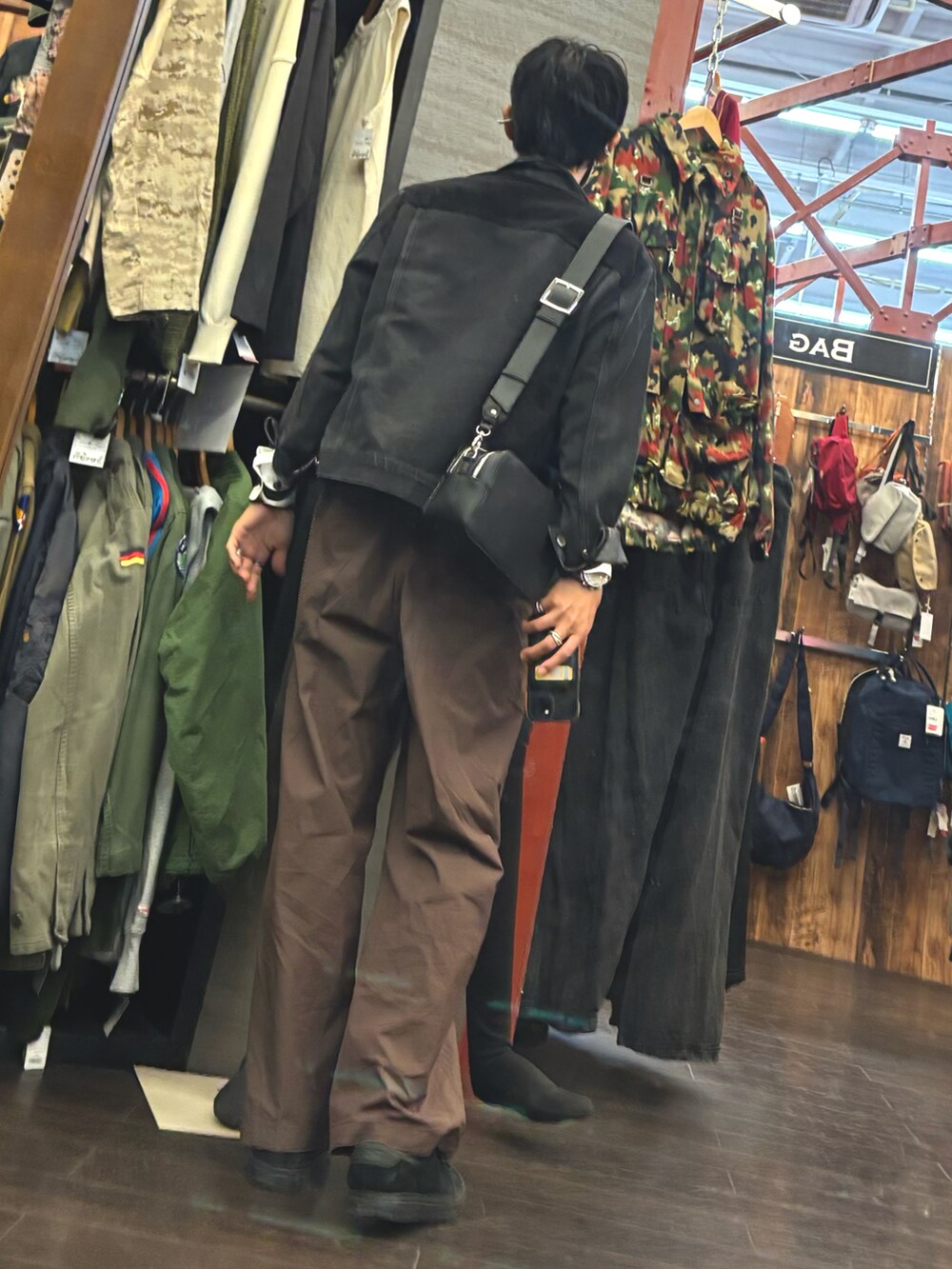 ブラック系のスニーカー、パープル系のパンツ、ブラック系のデニムジャケットを着用したメンズの秋コーディネートの2枚目の写真