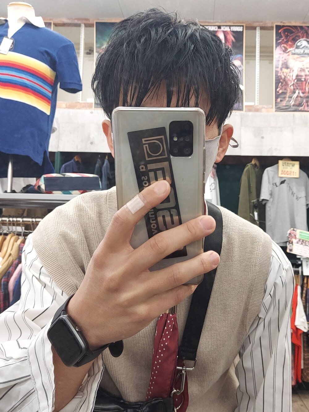 ホワイト系のスニーカー、ベージュ系のベスト、ホワイト系のシャツ/ブラウスを着用したメンズの春コーディネートの4枚目の写真