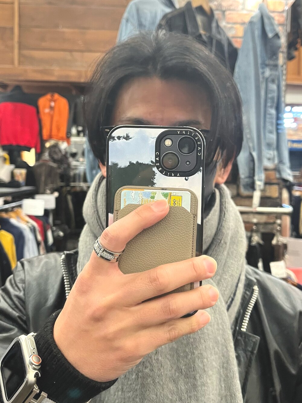 パープル系のパンツ、ブラック系のローファー、ブラック系のジャケット/アウターを着用したメンズの冬コーディネートの4枚目の写真