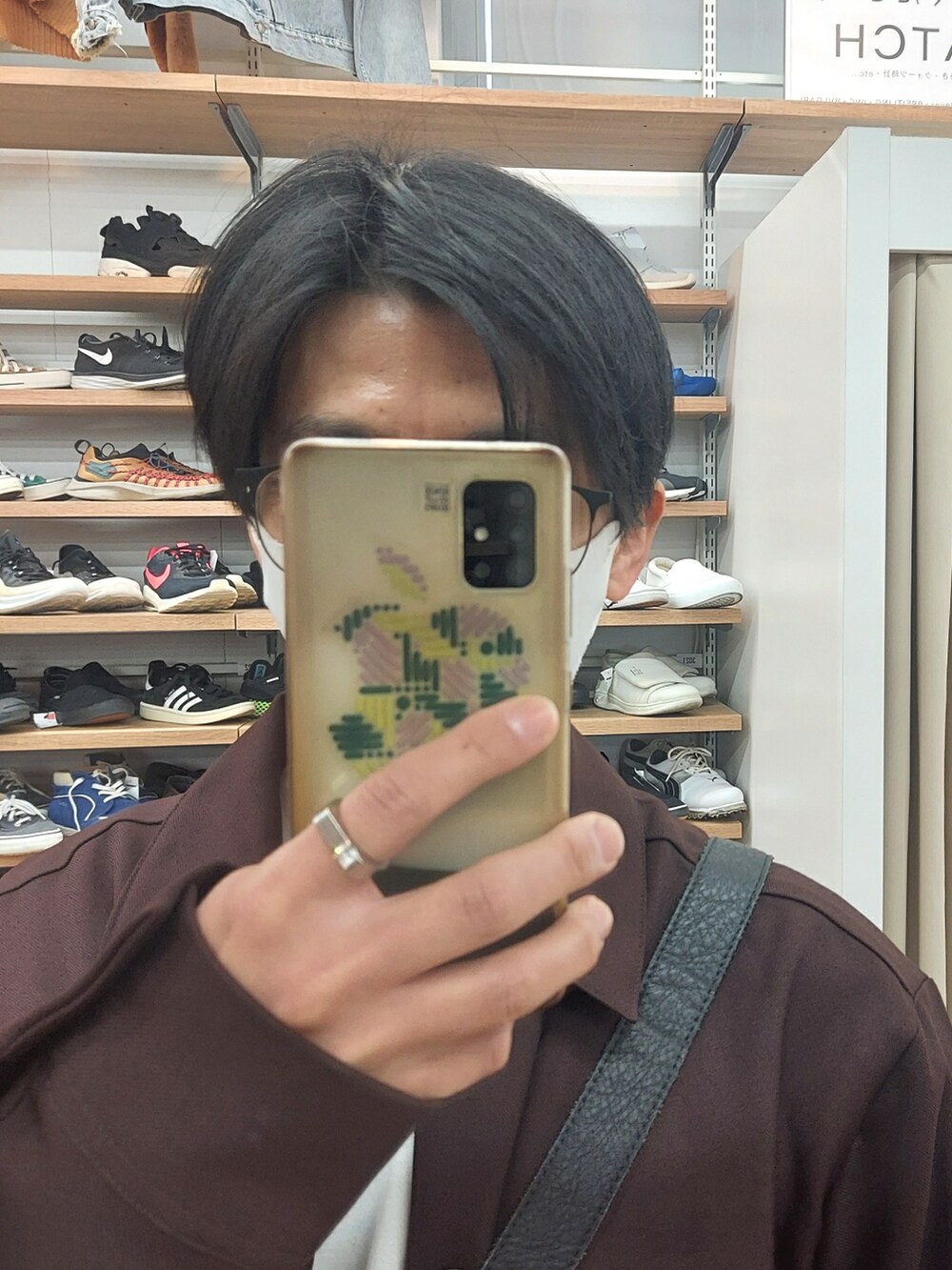 ブルー系のパンツ、ブラック系のスニーカー、パープル系のジャケット/アウターを着用したメンズの冬コーディネートの4枚目の写真