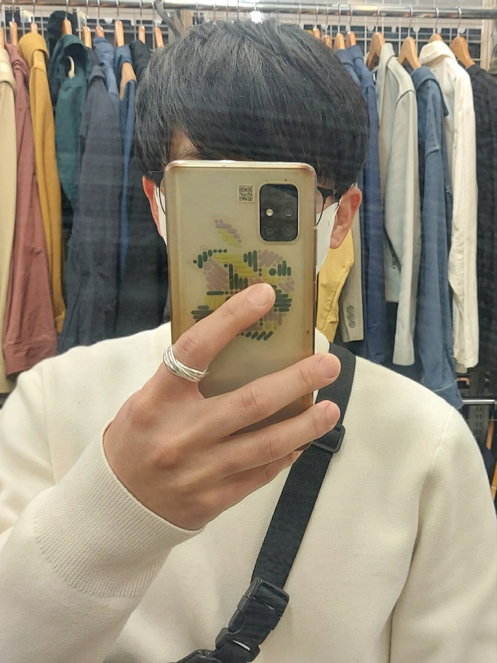 ブラウン系のパンツ、ブラック系のその他シューズ、ブラック系のボディバッグ/ウエストポーチを着用したメンズの春コーディネートの4枚目の写真