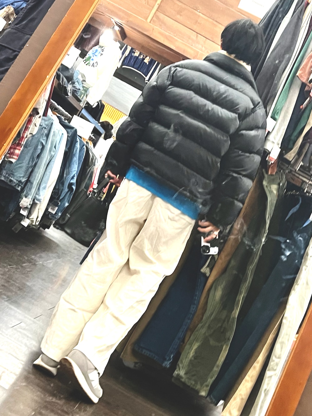 ホワイト系のパンツ、グレー系のスニーカー、ブラック系のショルダーバッグを着用したメンズの秋コーディネートの2枚目の写真