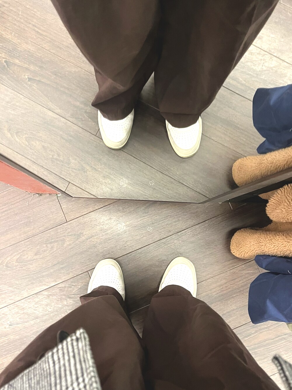 ホワイト系のスニーカー、パープル系のパンツ、ホワイト系のピーコートを着用したメンズの冬コーディネートの4枚目の写真