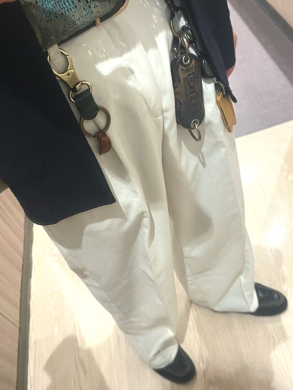 「サングラス、ワイドパンツ、シンプルスタイル、リラックススタイル、お出かけコーデ、おしゃれさんと繋がりたい、きれいめカジュアル、カジュアルコーデ、初夏コーデ、大人コーデ、大人カジュアル、春めき満開コーデ、レース、シアートップス、いいね、save、フォローお願いします🤑」|「Lui'sのワイドストレートパンツ(スラックス、ホワイト系)」を使った、xi(相互)さん(メンズ・171cm)の春コーディネートの3枚目の写真