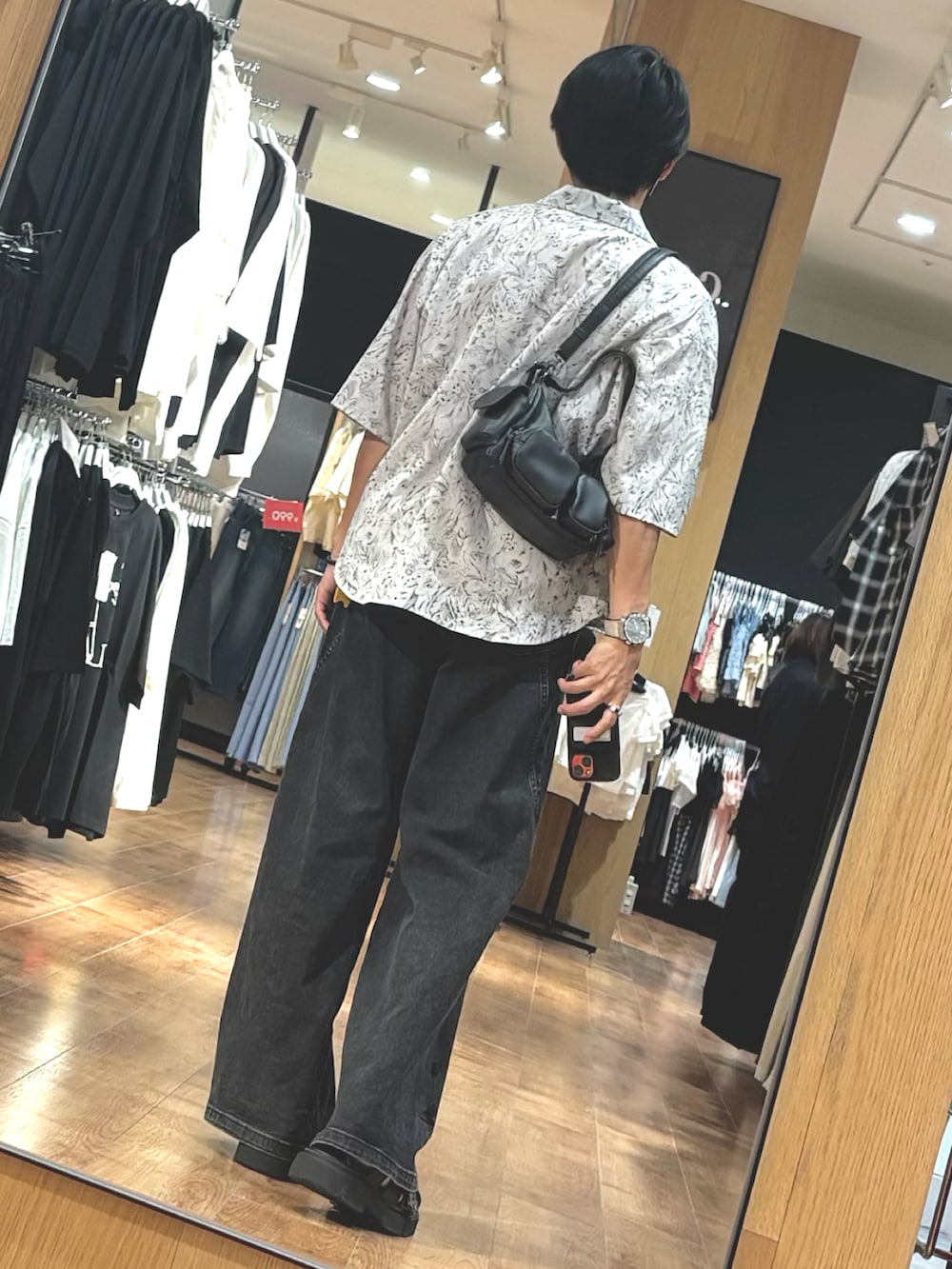 ホワイト系のTシャツ/カットソー、グレー系のシャツ/ブラウス、ブラック系のデニムパンツを着用したメンズの夏コーディネートの2枚目の写真