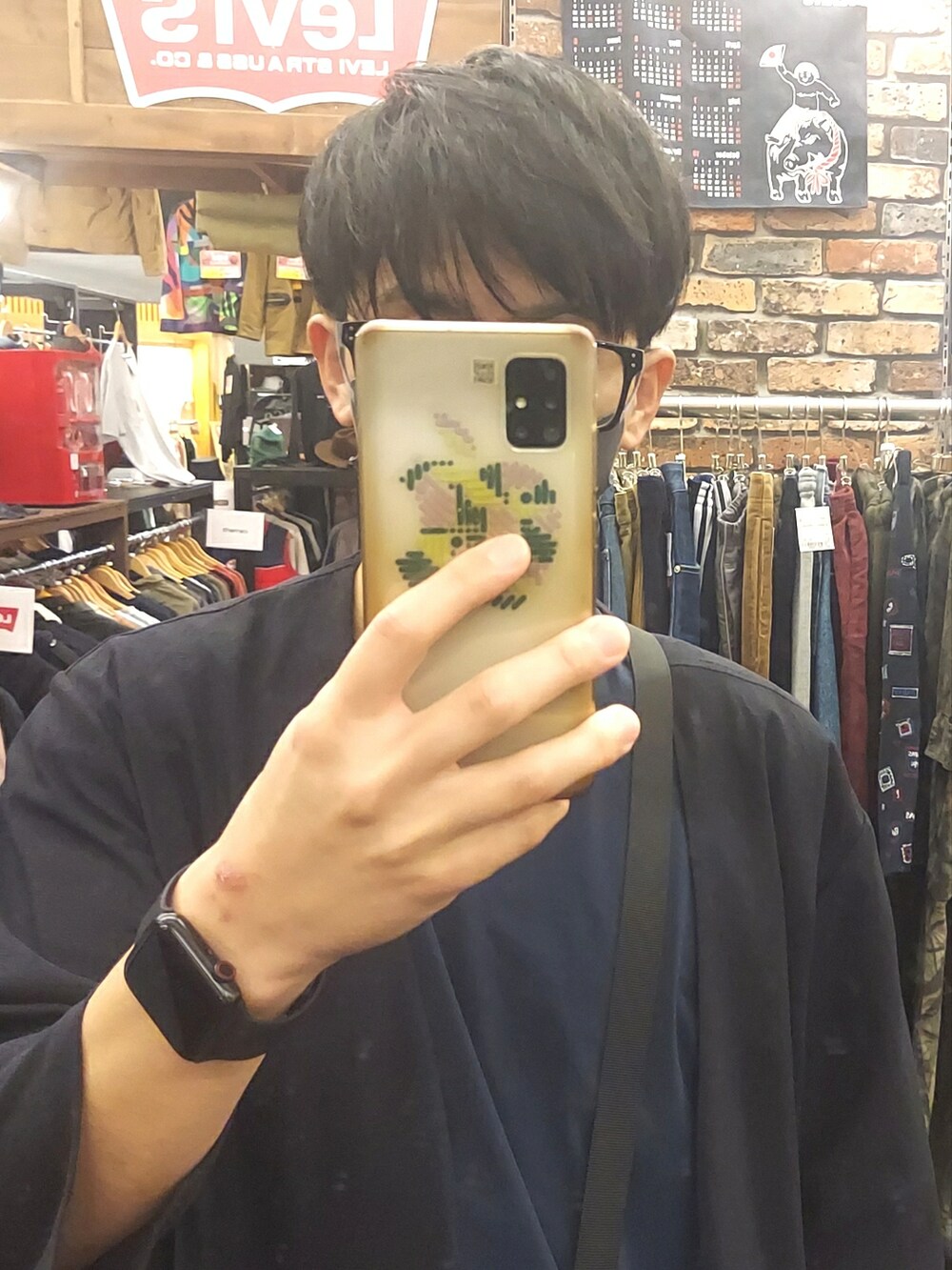 ブラック系のパンツ、ブラック系のバッグ、ブルー系のカーディガン/ボレロを着用したメンズの夏コーディネートの4枚目の写真