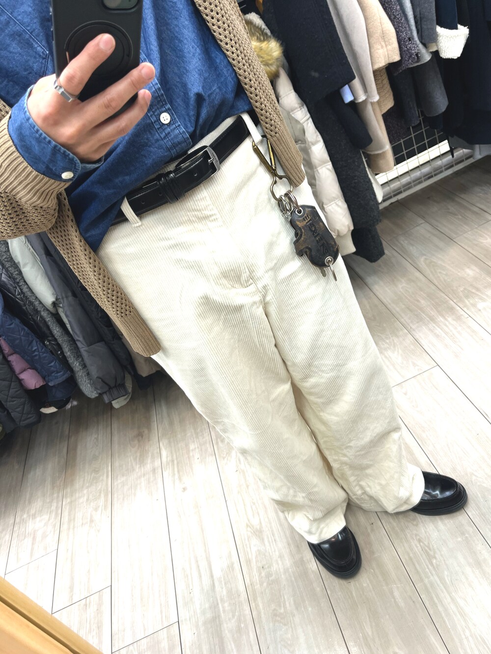 ホワイト系のパンツ、ブラック系のローファー、ブルー系のシャツ/ブラウスを着用したメンズの秋コーディネートの3枚目の写真