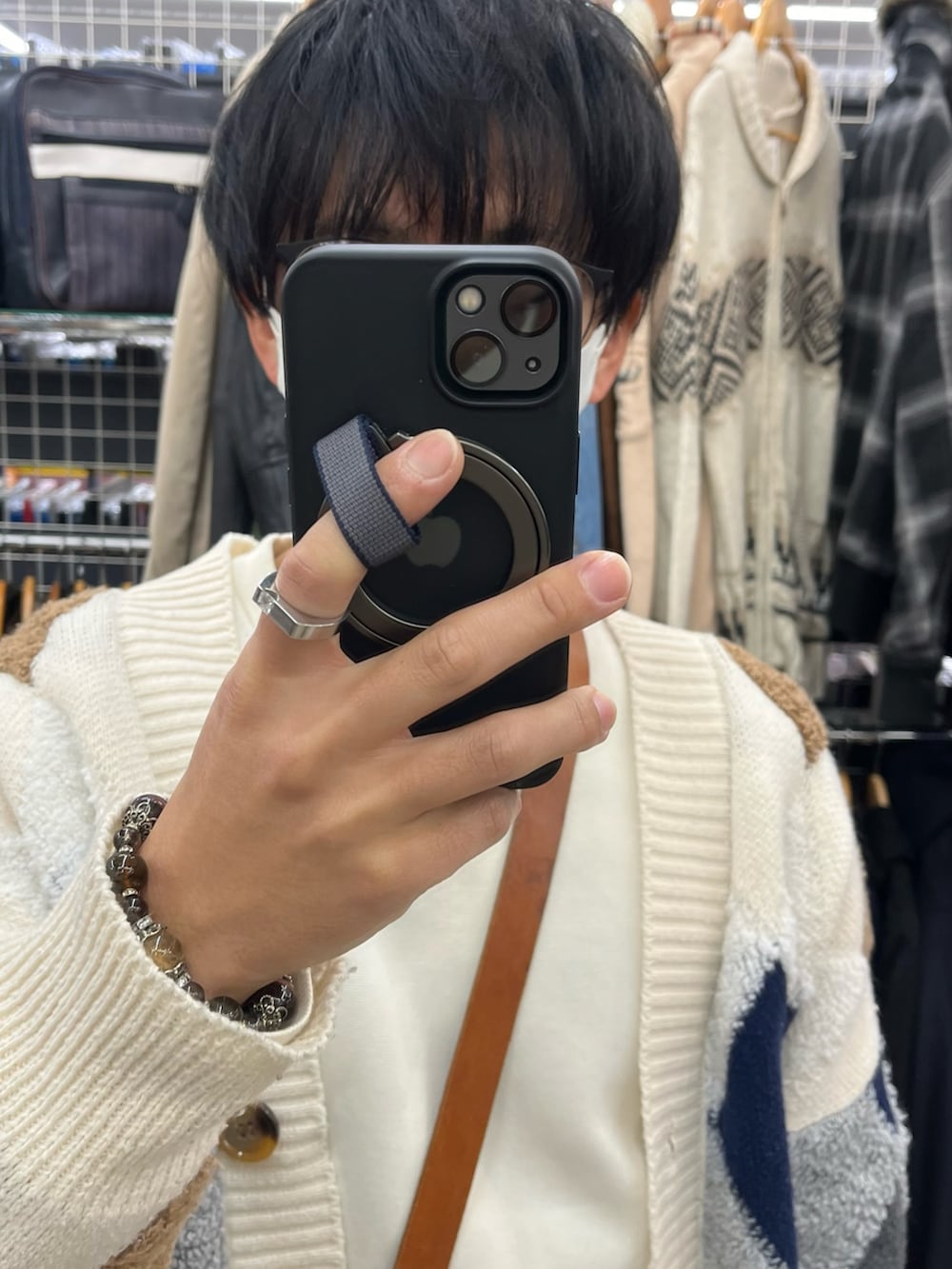 ホワイト系のパンツ、ベージュ系のシューズ、ベージュ系のカーディガン/ボレロを着用したメンズの秋コーディネートの4枚目の写真