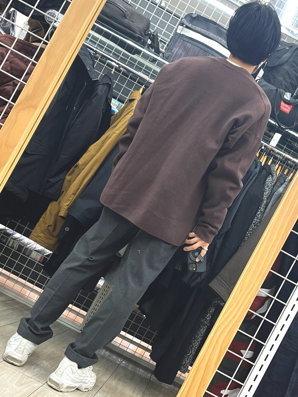 グレー系のスラックス、ホワイト系のスニーカー、パープル系のジャケット/アウターを着用したメンズの冬コーディネートの2枚目の写真