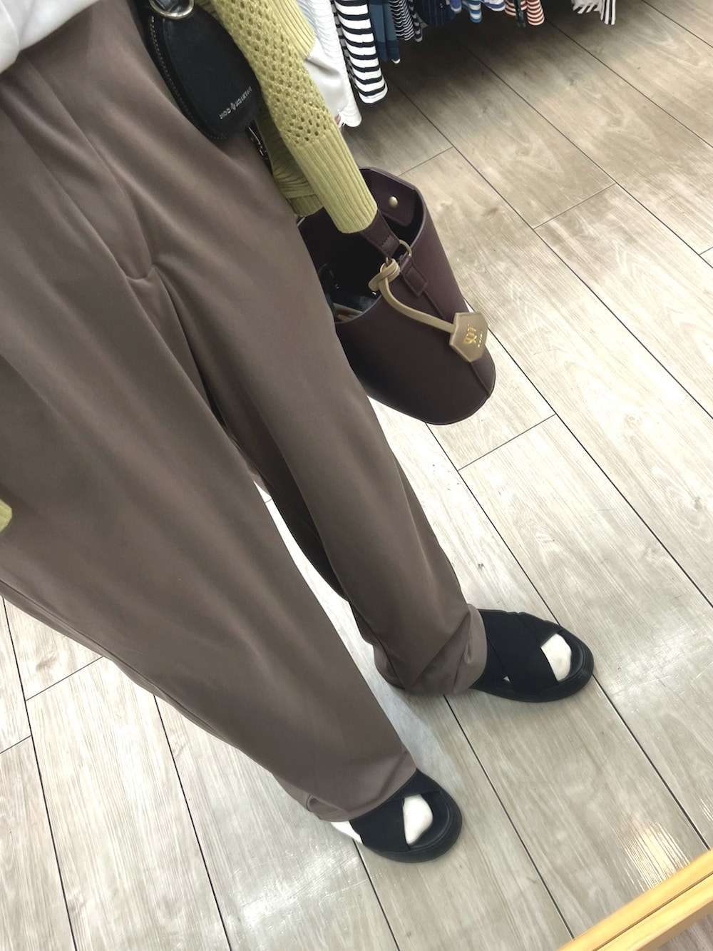 ブラウン系のパンツ、ブラック系のサンダル、グレー系のシャツ/ブラウスを着用したメンズの夏コーディネートの3枚目の写真