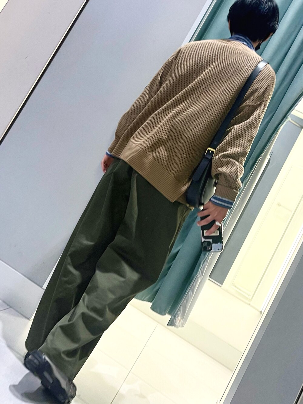 グリーン系のパンツ、ブラック系のスニーカー、ブルー系のシャツ/ブラウスを着用したメンズの秋コーディネートの2枚目の写真