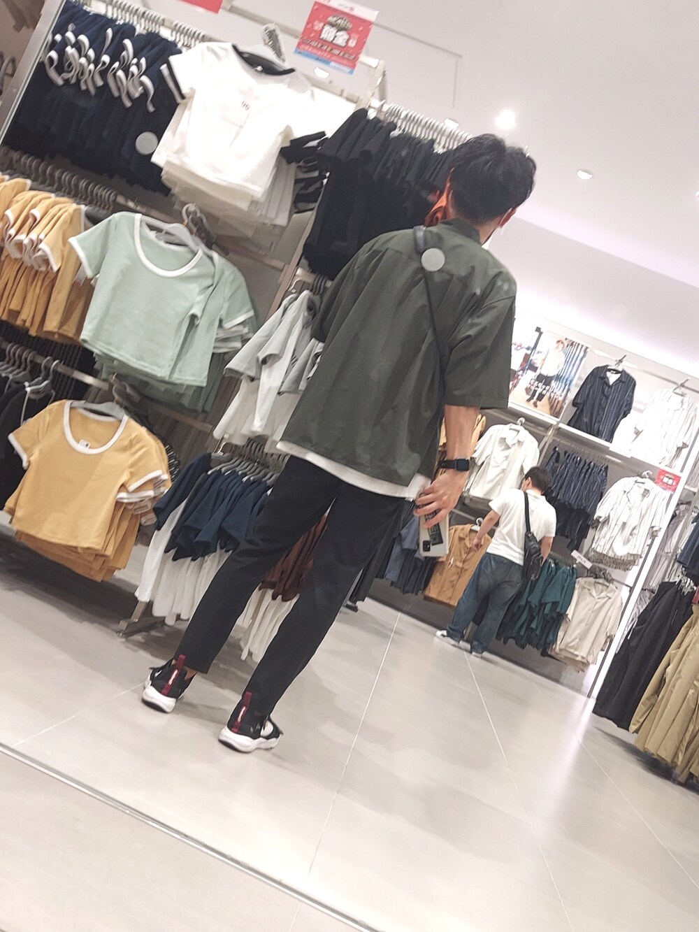 ブラック系のスラックス、ブラック系のサンダルを着用したメンズの夏コーディネートの2枚目の写真