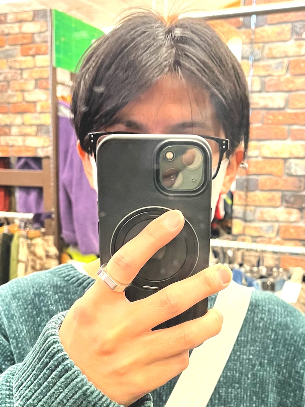 ホワイト系のスニーカー、グリーン系のニット/セーター、オレンジ系のパンツを着用したメンズの秋コーディネートの4枚目の写真