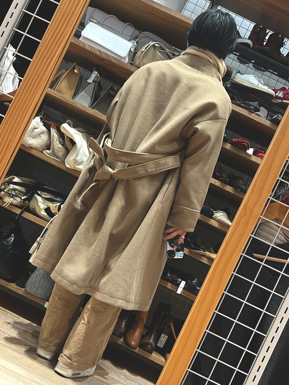 ブラウン系のパンツ、ブラウン系のジャケット/アウター、ホワイト系のスニーカーを着用したメンズの冬コーディネートの2枚目の写真