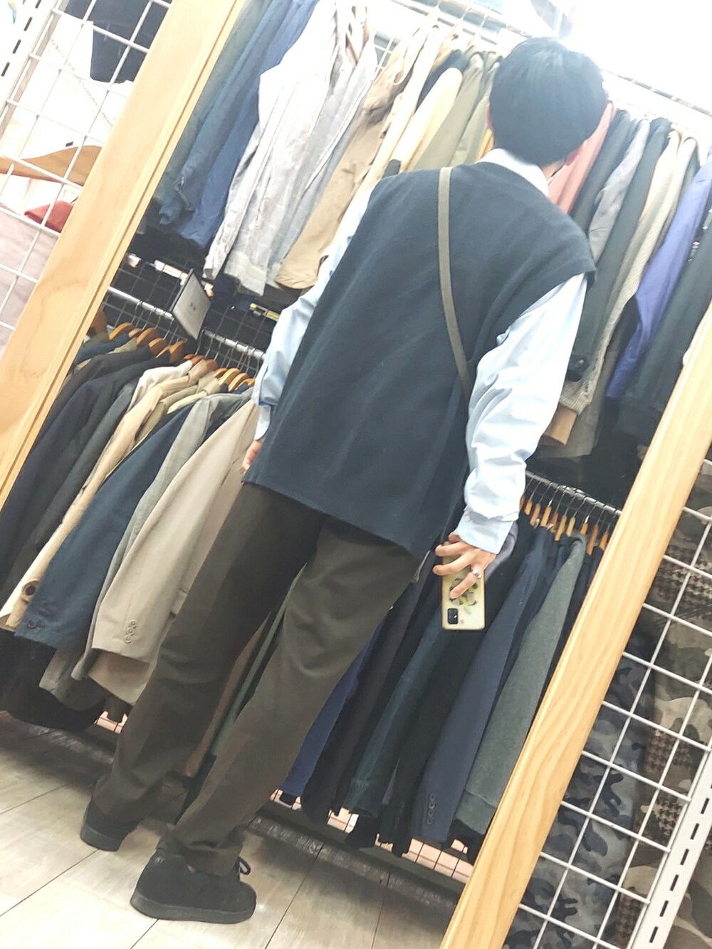 ブラウン系のパンツ、ブラック系のスニーカー、グレー系のショルダーバッグを着用したメンズの春コーディネートの2枚目の写真