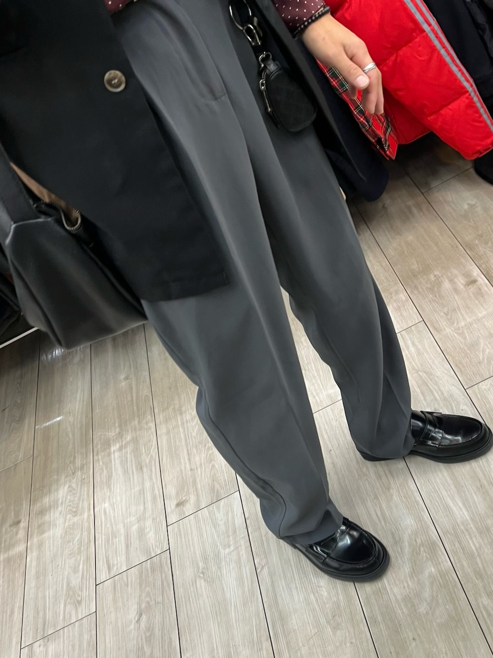 ブルー系のパンツ、ブラック系のローファー、ブラック系のベストを着用したメンズの秋コーディネートの3枚目の写真