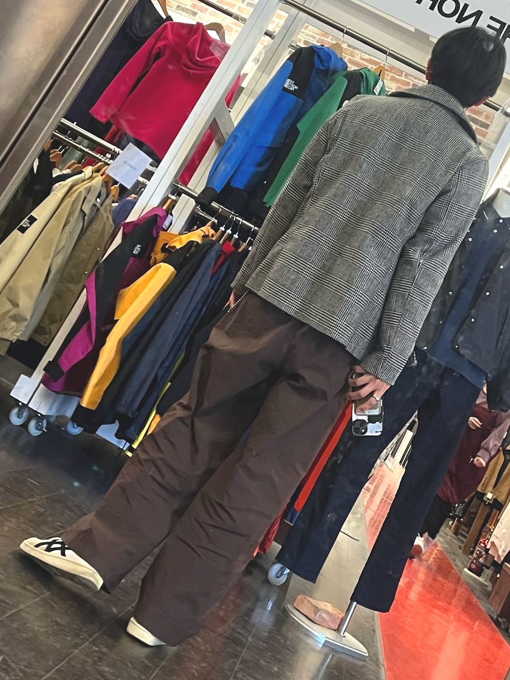 ホワイト系のスニーカー、パープル系のパンツ、ホワイト系のピーコートを着用したメンズの冬コーディネートの2枚目の写真