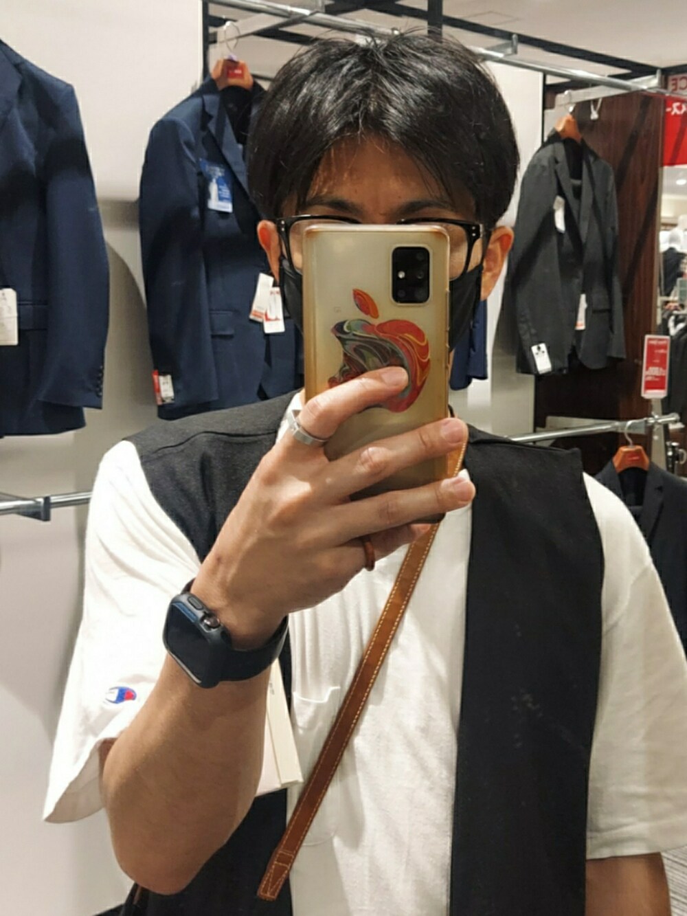 「みんなの白Tフェス、夏コーデ、カジュアルコーデ、シンプルコーデ、ジレ、メンズコーデ、きれいめカジュアル、サンダル、お出かけコーデ、ゆるコーデ、ラフコーデ、メガネ男子、ベスト、Tシャツ、メンズファッション」｜「GUのアイテム（パンツ、ベージュ系）」を使った、xi(相互)さん（メンズ・171cm）の夏コーディネートの4枚目の写真