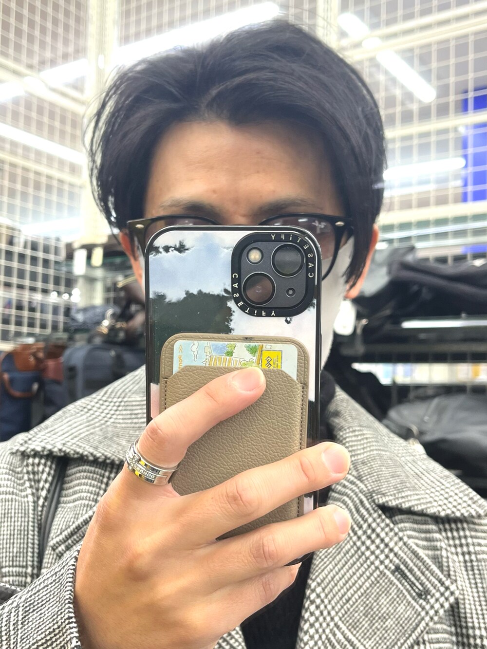 ブラック系のショルダーバッグ、グリーン系のパンツ、ブラック系のローファーを着用したメンズの冬コーディネートの4枚目の写真