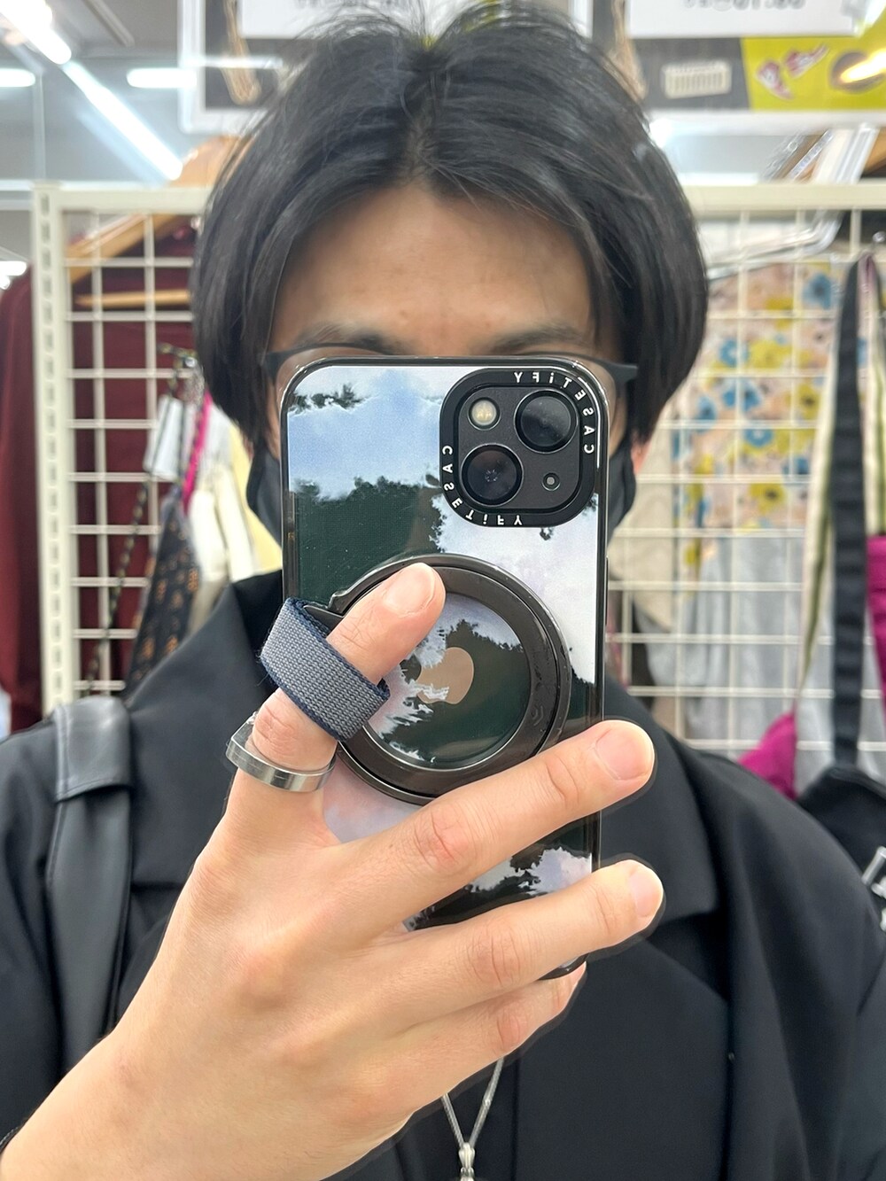「オールブラック、ブラック、ブラックコーデ、ワントーンコーデ、ジャケット、タックイン、ネックレス、Tシャツ、スラックス、春ファッション、韓国ファッション、シンプルスタイル、黒、オーバーサイズ、革靴」｜「HAREの【SETUP対応】TRバギーワイドフレアパンツ(HARE)（スラックス、ブラック系）」を使った、xi(相互)さん（メンズ・171cm）の春コーディネートの4枚目の写真