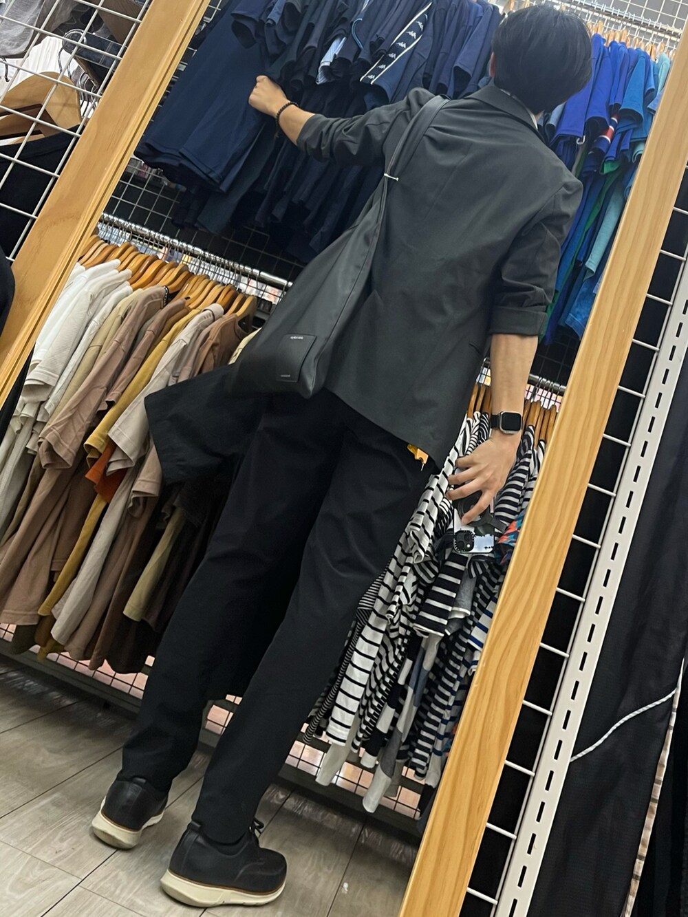 ブラック系のパンツ、ブラック系のその他シューズ、グレー系のテーラードジャケットを着用したメンズの夏コーディネートの2枚目の写真