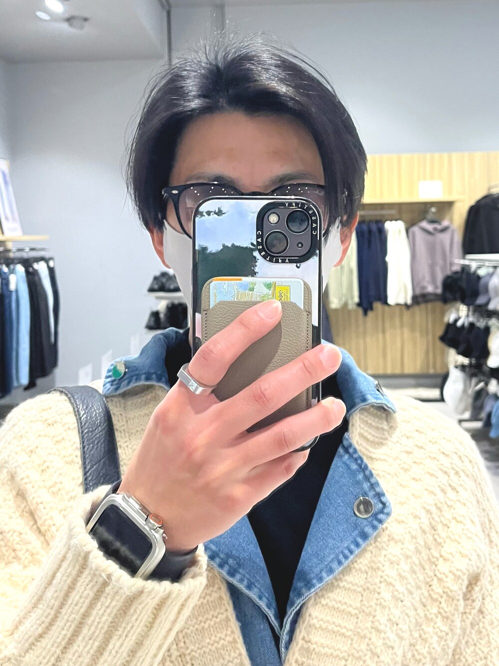 グリーン系のパンツ、ブラック系のスニーカー、ベージュ系のカーディガン/ボレロを着用したメンズの冬コーディネートの4枚目の写真