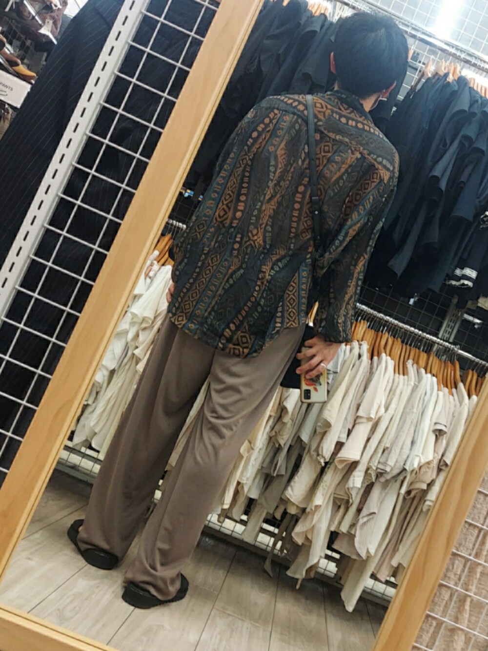 ブラック系のサンダル、ブラウン系のパンツ、その他のシャツ/ブラウスを着用したメンズの夏コーディネートの2枚目の写真