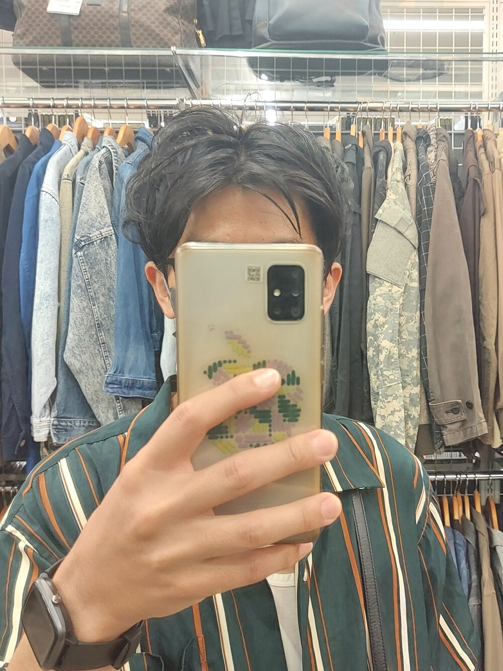 ブラック系のパンツ、ブラック系のバッグ、ホワイト系のタンクトップを着用したメンズの秋コーディネートの4枚目の写真