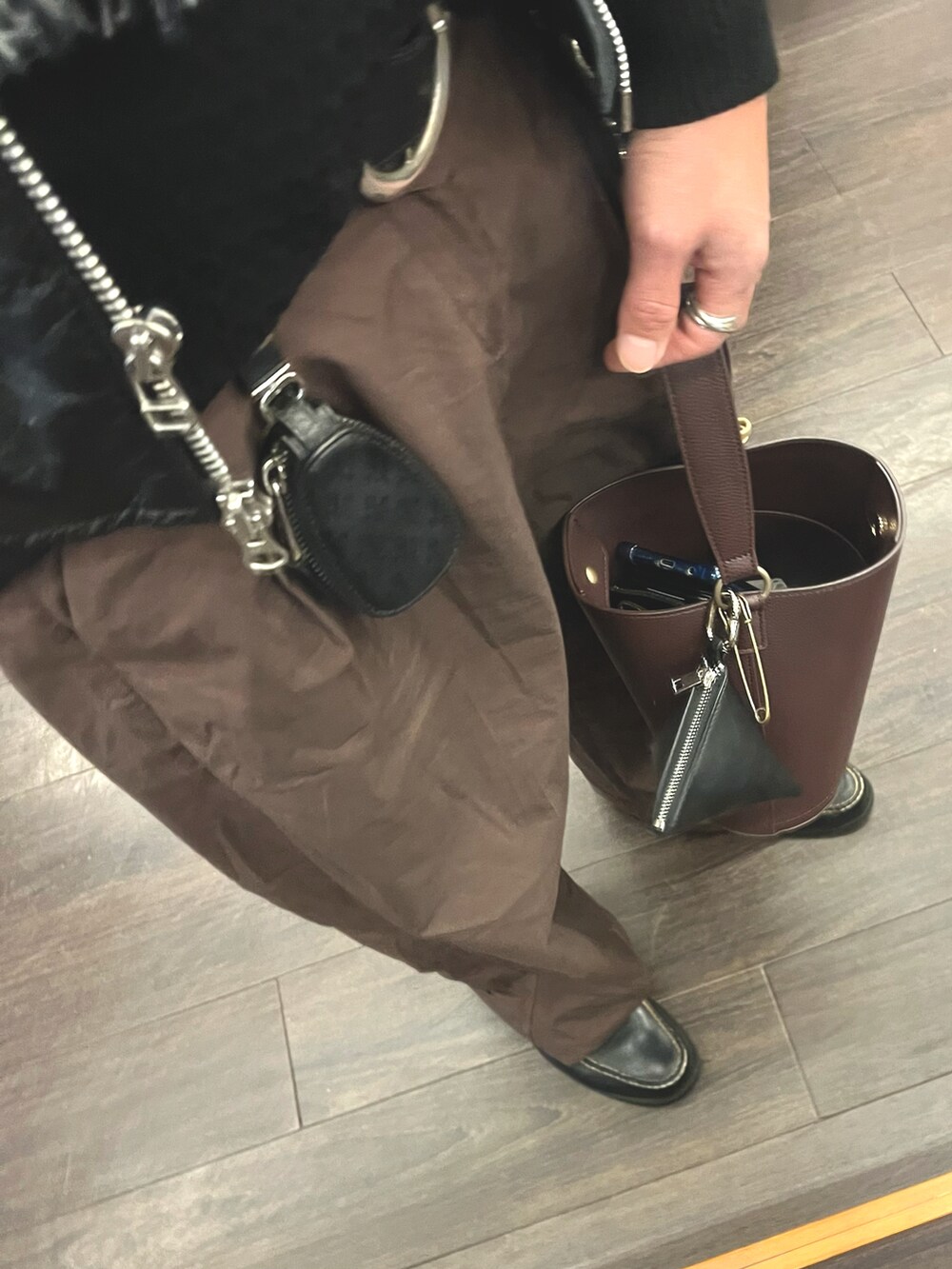 パープル系のパンツ、ブラック系のローファー、ブラック系のジャケット/アウターを着用したメンズの冬コーディネートの3枚目の写真