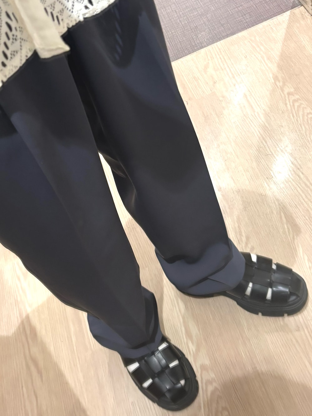 ブラック系のTシャツ/カットソー、ホワイト系のシャツ/ブラウス、ブルー系のスラックスを着用したメンズの夏コーディネートの3枚目の写真