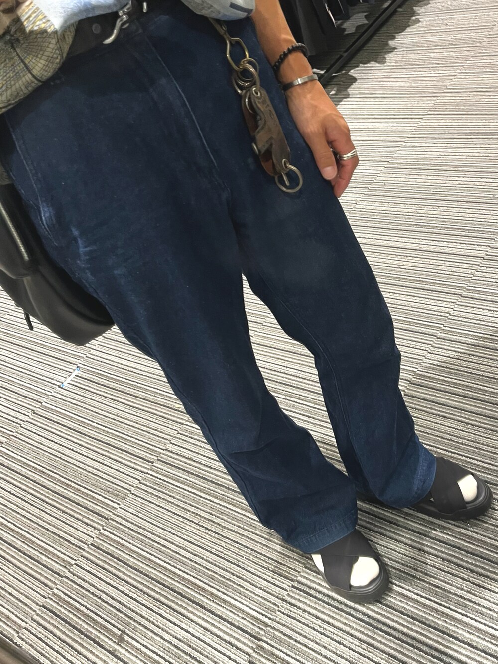 その他のシャツ/ブラウス、ブルー系のデニムパンツ、ブラック系のサンダルを着用したメンズの秋コーディネートの3枚目の写真