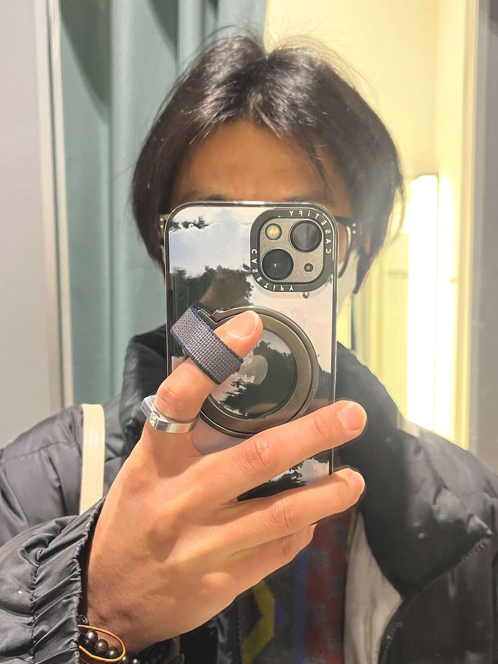 ブラック系のドレスシューズ、ホワイト系のパンツ、その他のニット/セーターを着用したメンズの春コーディネートの4枚目の写真