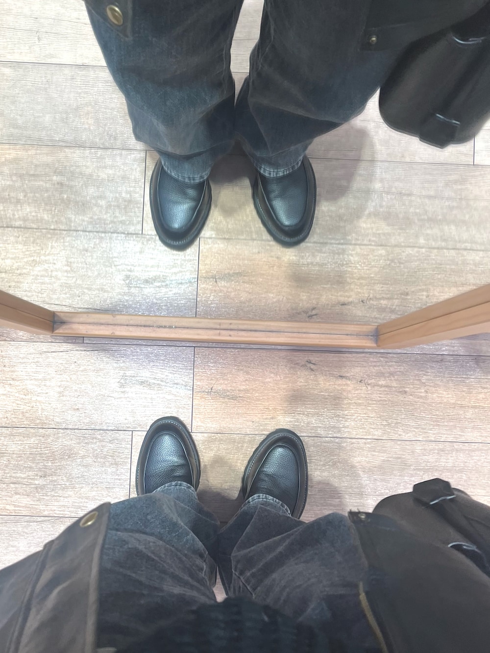 ブラック系のジャケット/アウター、グレー系のデニムパンツ、ブラック系のドレスシューズを着用したメンズの冬コーディネートの5枚目の写真