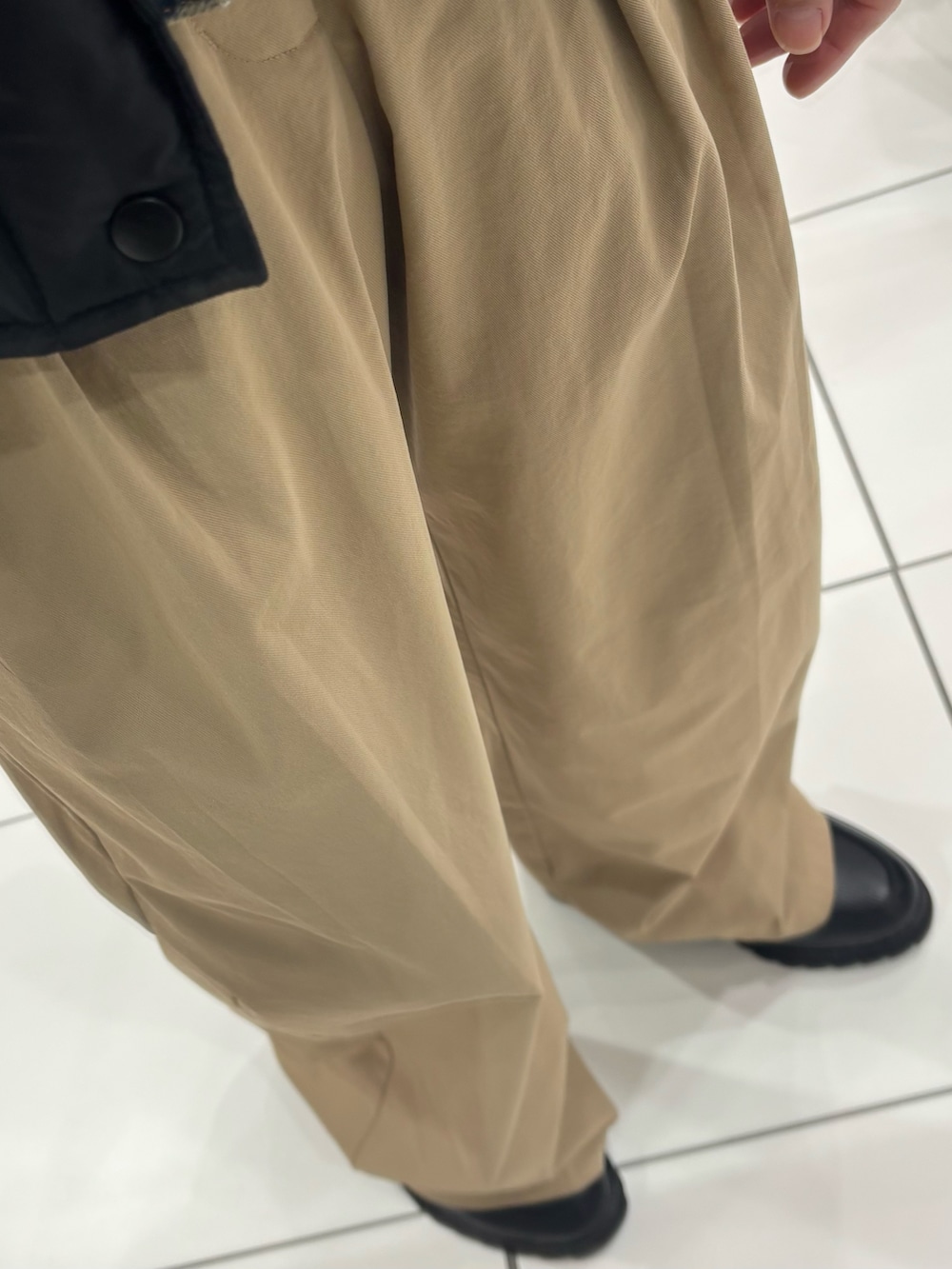 ブラック系のドレスシューズ、ブルー系のシャツ/ブラウス、ブルー系のデニムジャケットを着用したメンズの冬コーディネートの3枚目の写真