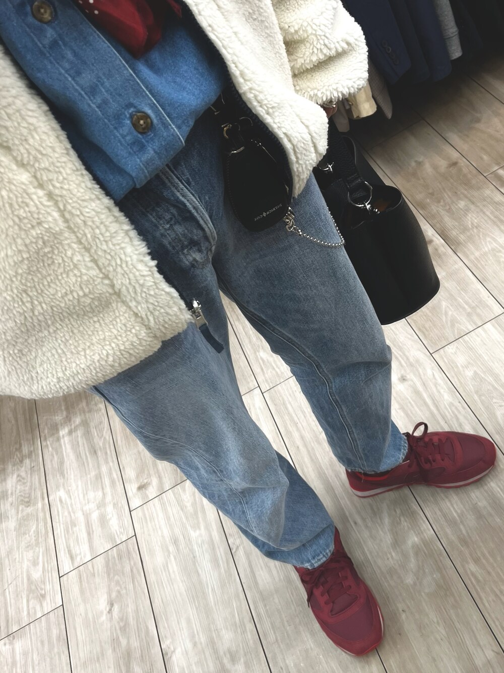 ブルー系のデニムパンツ、レッド系のスニーカー、ホワイト系のブルゾンを着用したメンズの春コーディネートの3枚目の写真